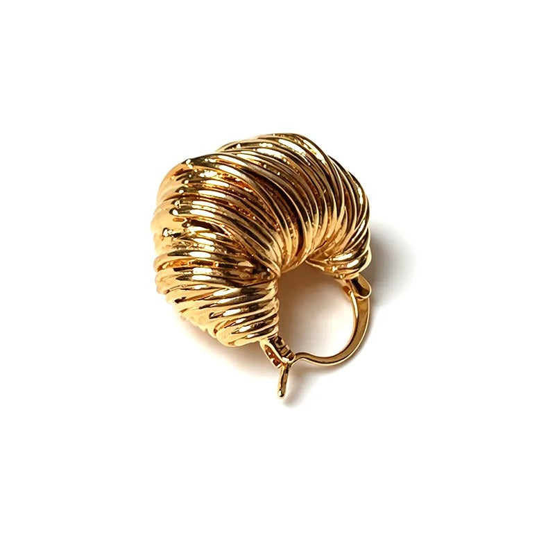 Close-up of the twisted gold strands