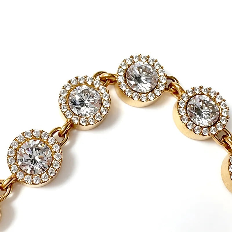 Éclat tennis bracelet worn on the wrist